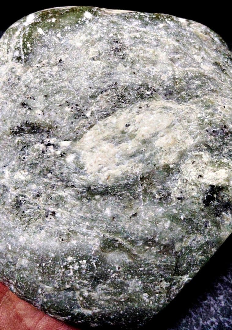 ★翡翠原石★幻の翡翠【秩父軟玉・三沢ヒスイ2面カット663ｇ】