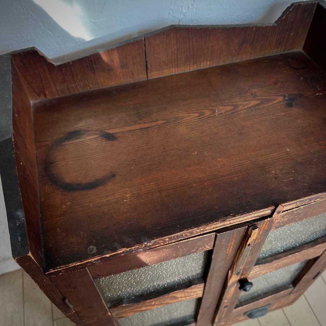 小柄な古家具の棚