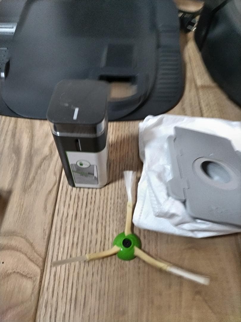 ロボット掃除機本体（ルンバi7+、2020年購入）