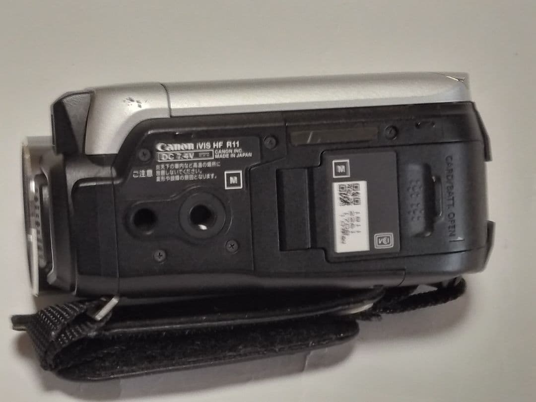 付属品は説明書、アダプター、バッテリー、接続ケーブルです。