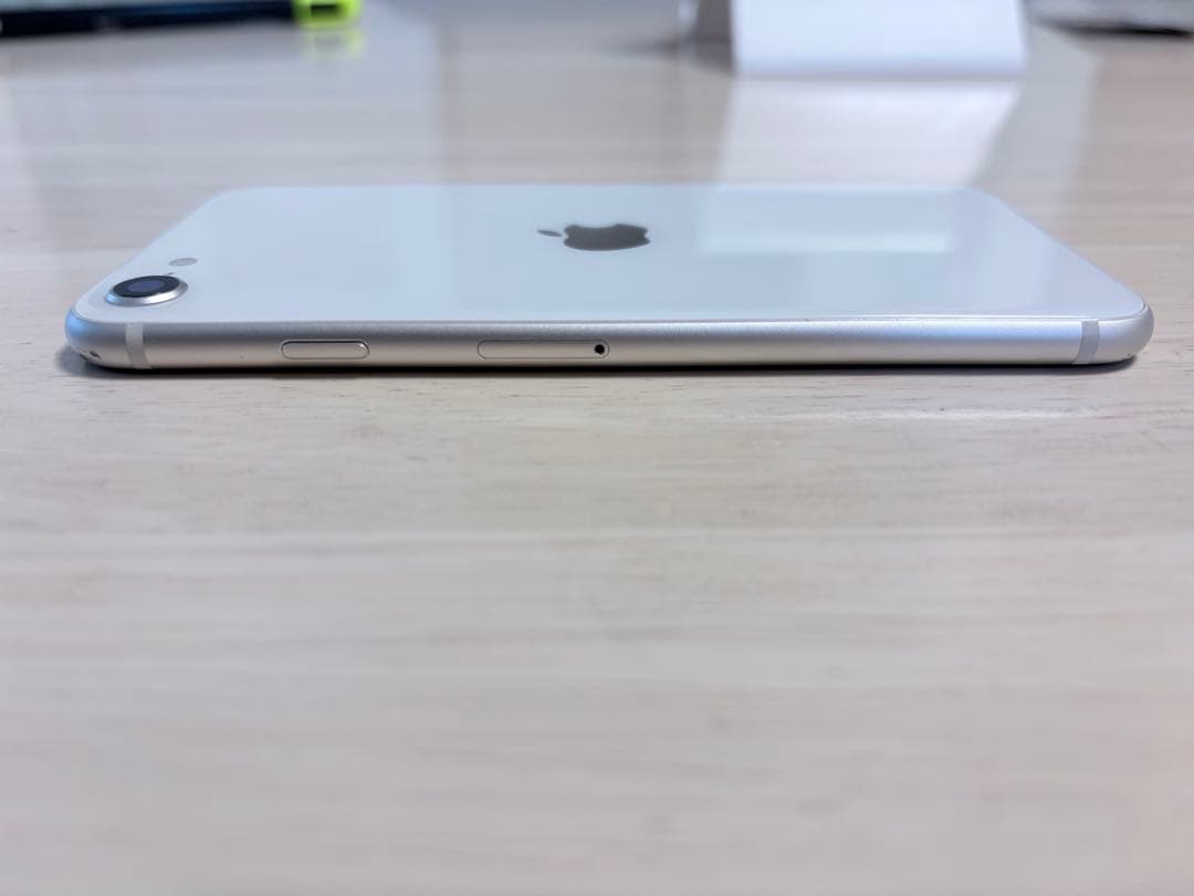 Apple iPhone SE 第3世代　ホワイト 本体