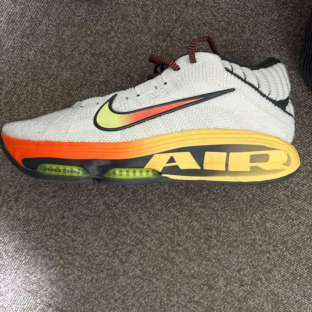 ホワイト/セーフティオレンジ/ボルトカラーのナイキ エアズームG.T. ハッスル
