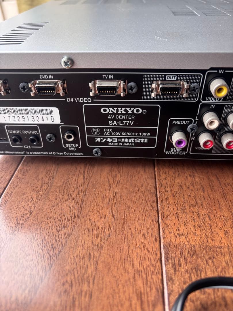 AVアンプ、サブウーファー、DVDプレーヤー、ケーブルセットのオーディオシステム