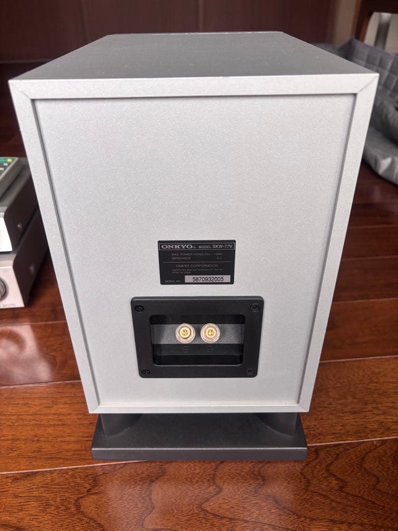 AVアンプ、サブウーファー、DVDプレーヤー、ケーブルセットのオーディオシステム