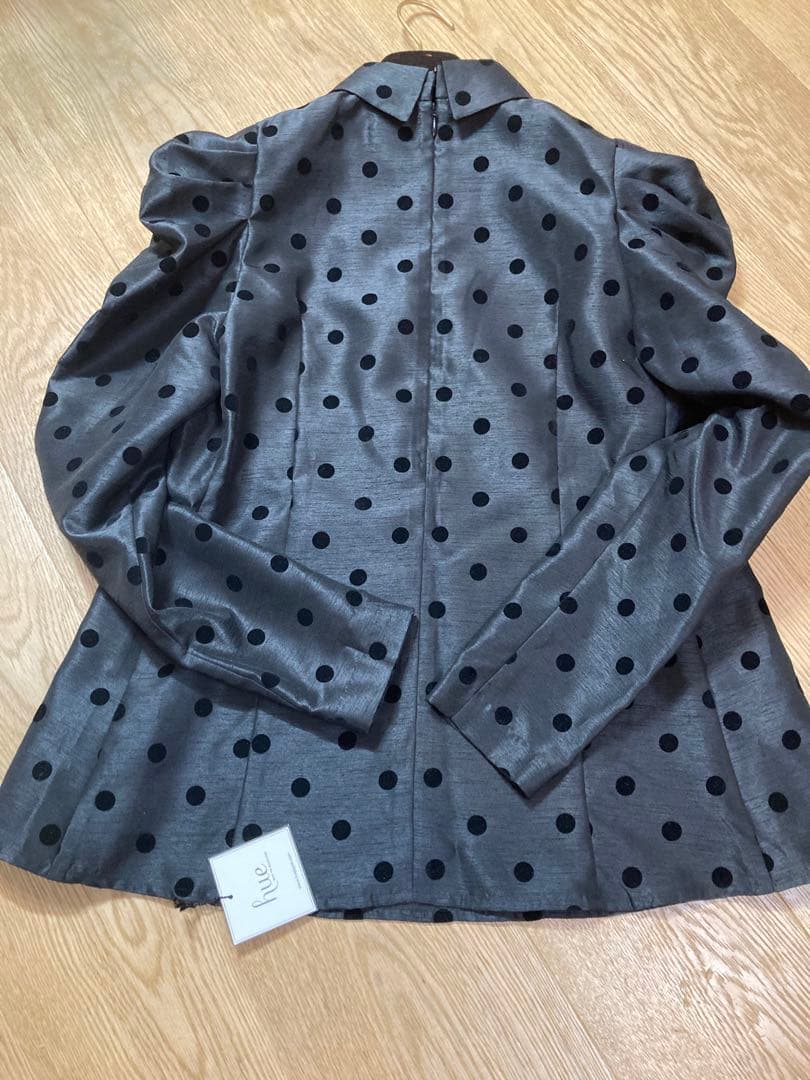 最終お値下げ！hue 新品　ドット柄 パール付パフスリーブ