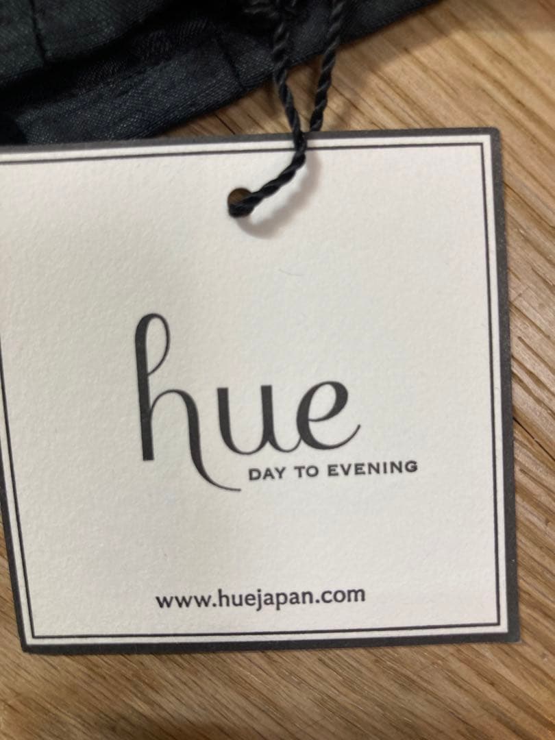 最終お値下げ！hue 新品　ドット柄 パール付パフスリーブ