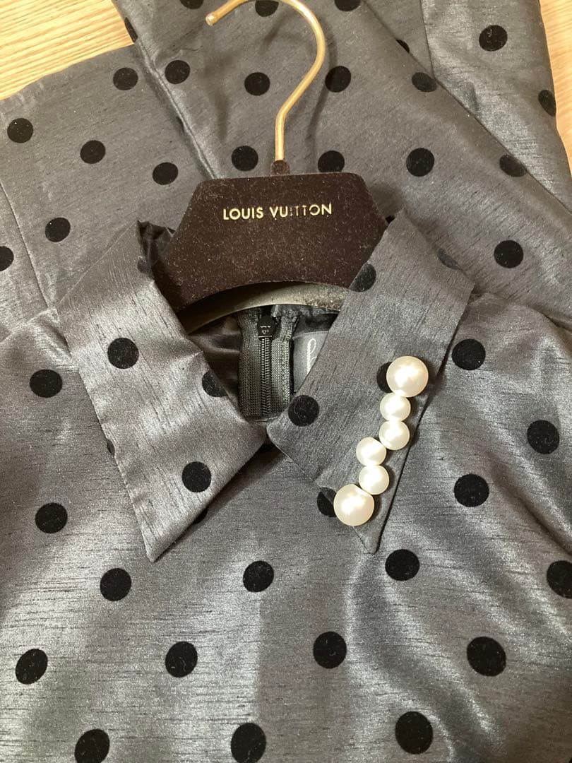 最終お値下げ！hue 新品　ドット柄 パール付パフスリーブ