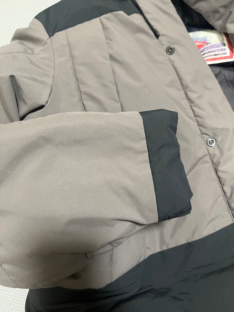 FIRST DOWN 〈チャコール〉Sサイズ パネルショートダウン