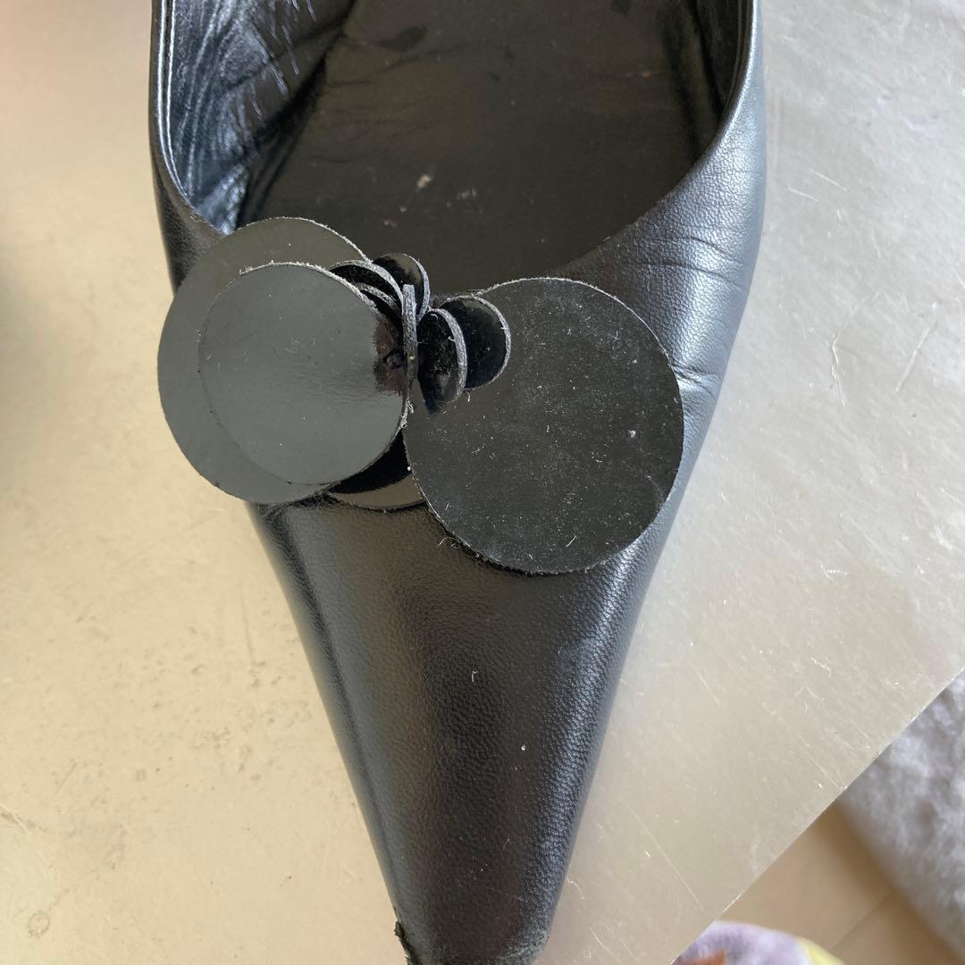 黒いレザーミュール フラワー装飾 ミュウミュウ