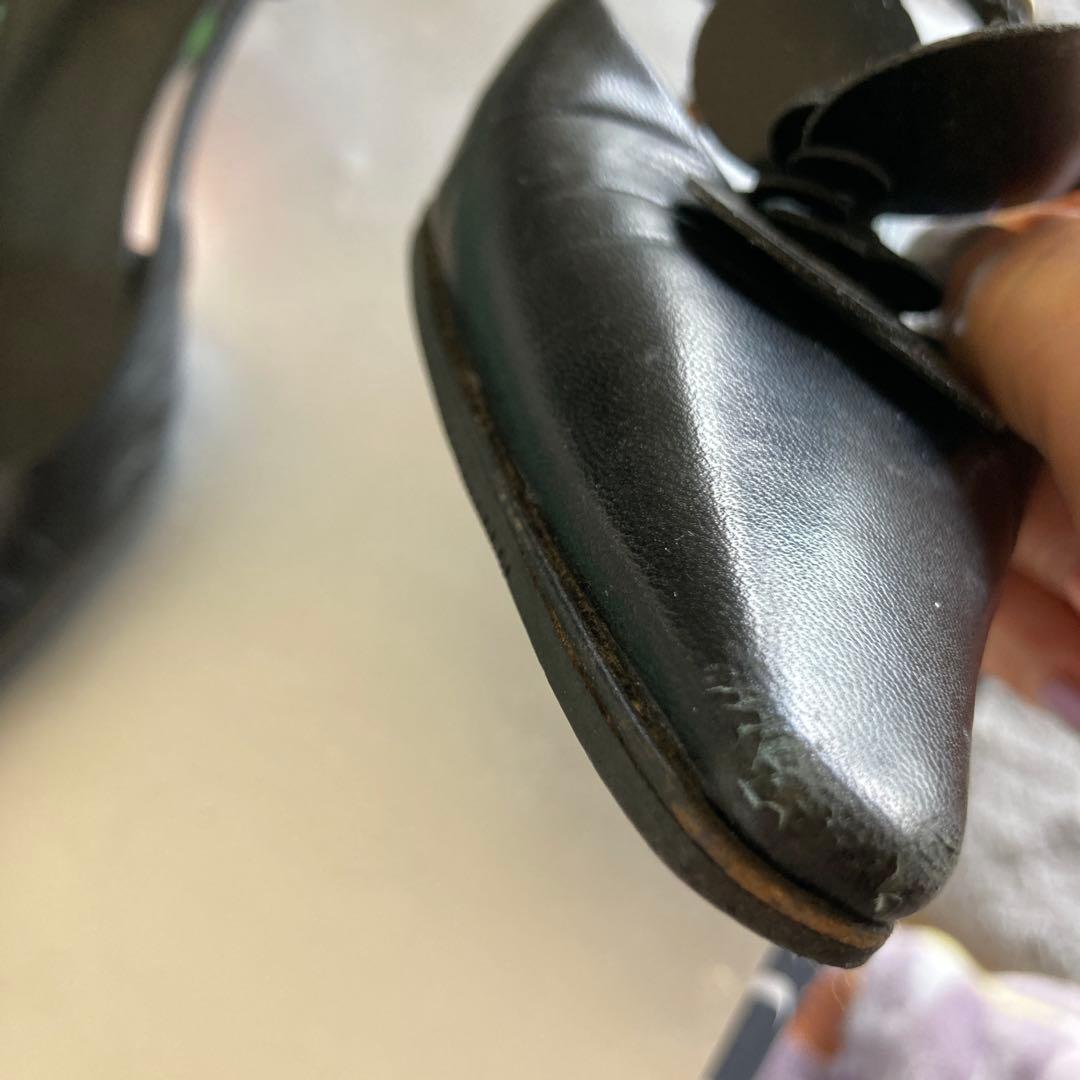 黒いレザーミュール フラワー装飾 ミュウミュウ