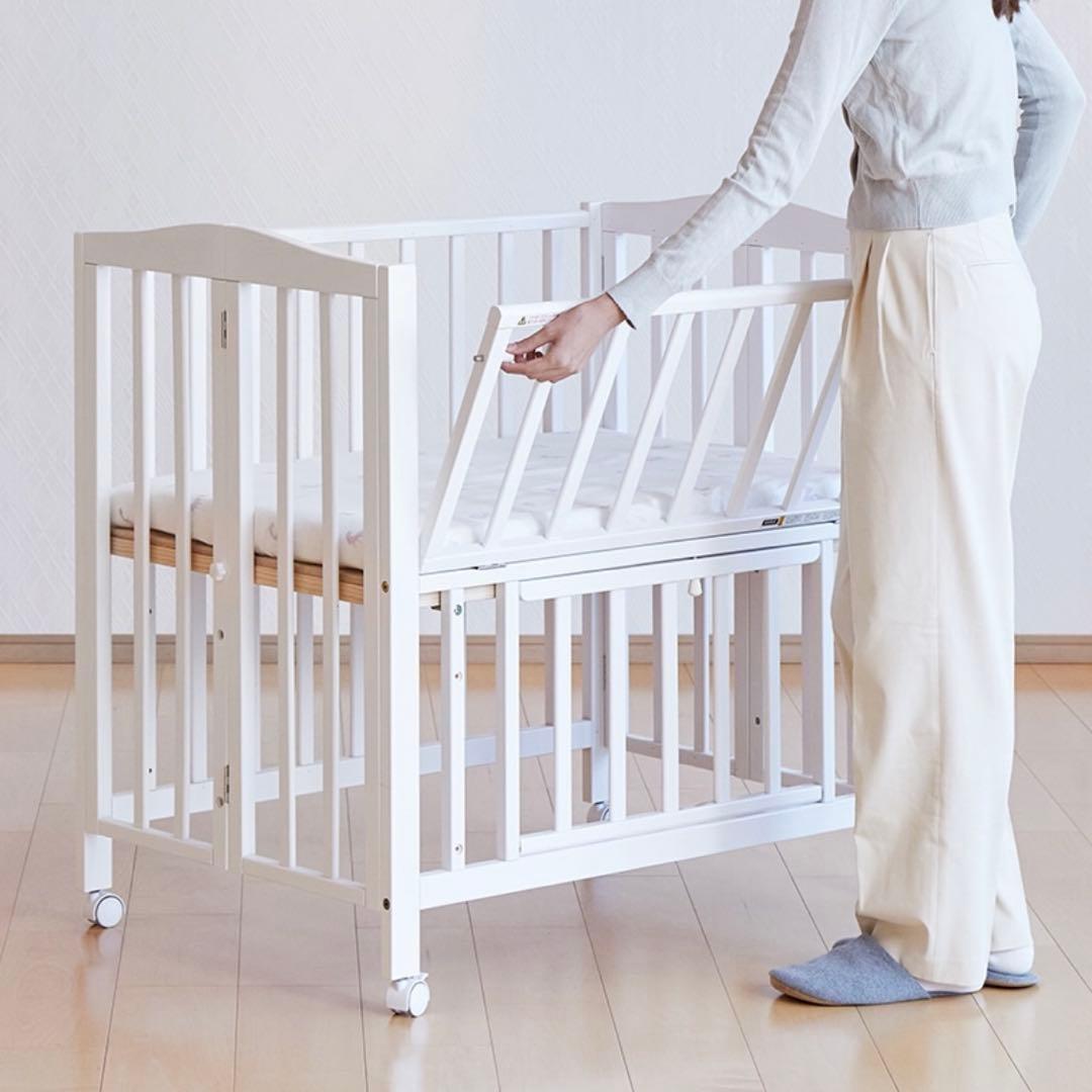 【ゆかちゃん】カトージ　折りたたみベビーベッド キャスター付き
