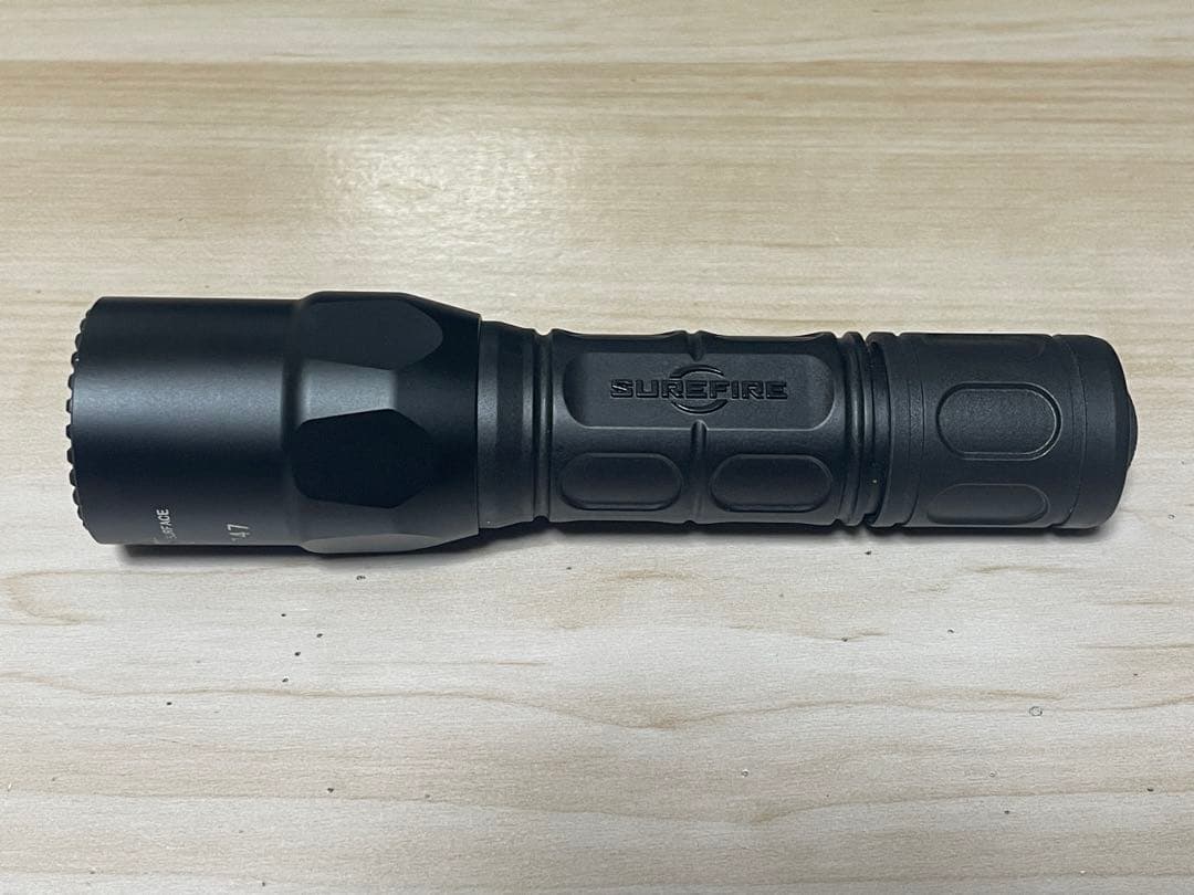 SUREFIRE ブラックハンディライト 番号あり バッテリー8個付き