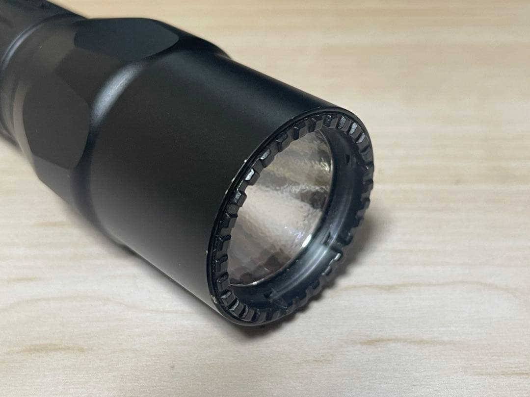 SUREFIRE ブラックハンディライト 番号あり バッテリー8個付き