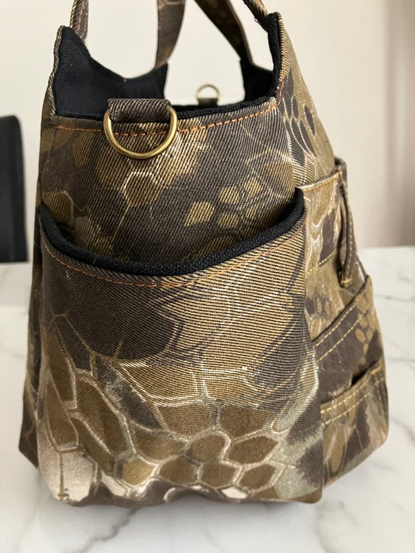 822ＣＫＡのカカ　大きめ迷彩柄デニムリメイクバック　ハンドメイド2点