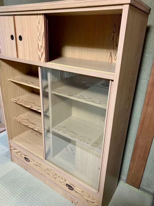 和風の趣き漂う格子引き戸の茶箪笥(食器棚、茶棚、収納棚)