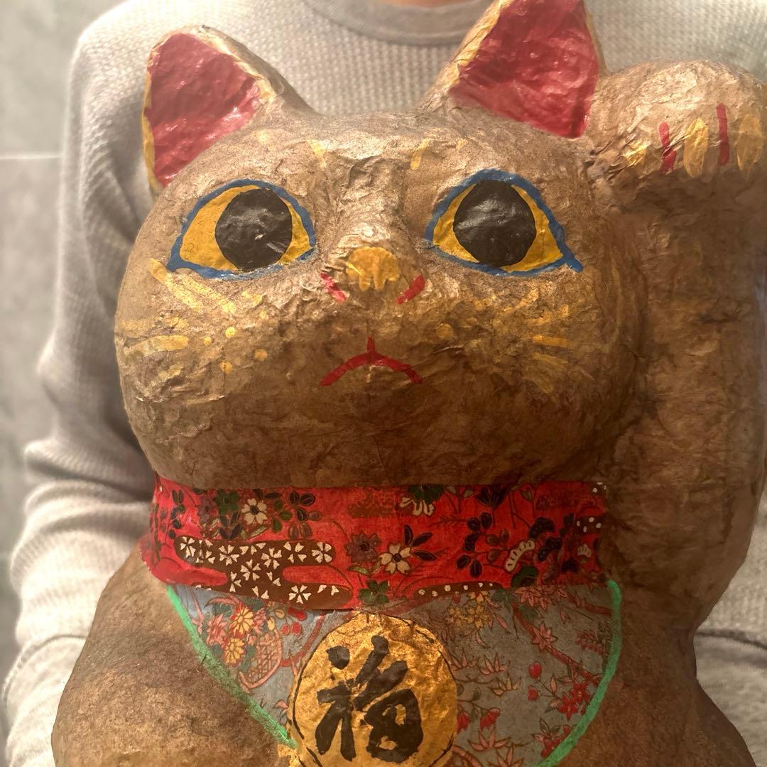 青が散る様ヴィンテージ大きな瞳や繊細に描かれた花模様の前掛けが美しい張子の招き猫