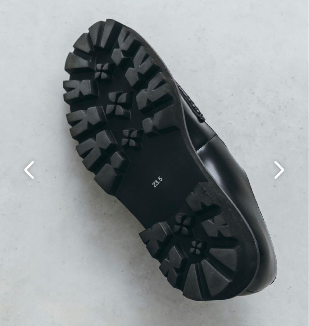 黒い編み込みデザインローファー