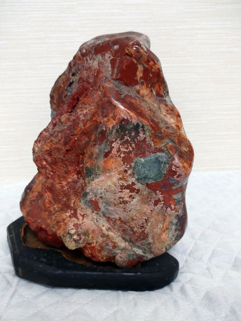飾り石 赤（台座付き）