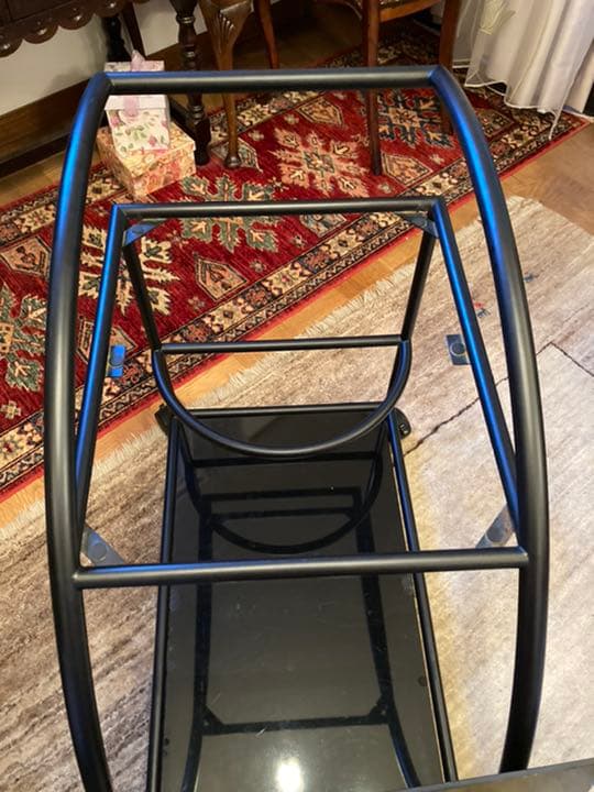 黒いガラスのラック