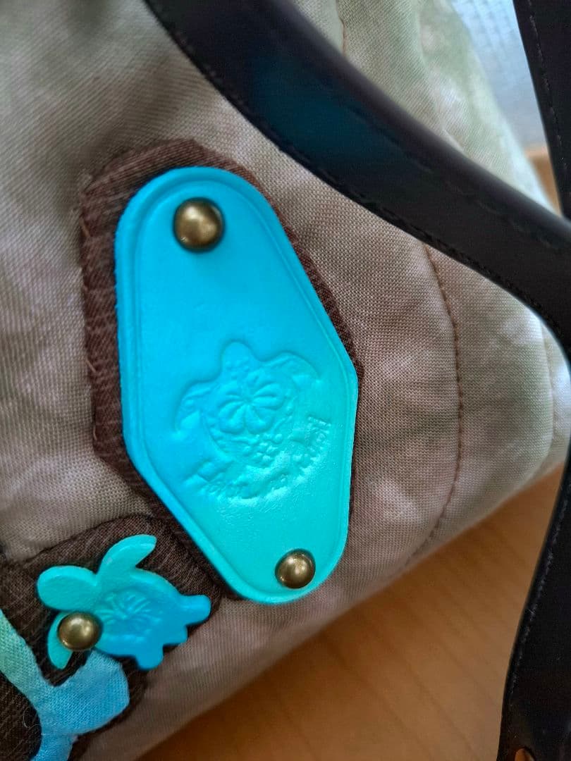 ハワイアンキルトバッグ　2WAYファスナー　ホヌ　ブルーロゴ　　革タグチャーム付