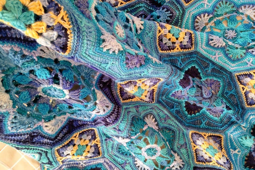 C429　手編みマルチカバー　ブランケット　モチーフ編み　モチーフ繋ぎ　大判