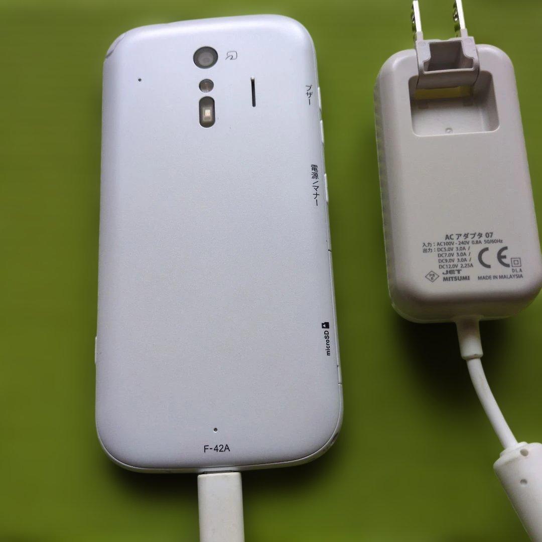 らくらくフォン　ドコモ　F-42A ホワイト 本体 充電器付き
