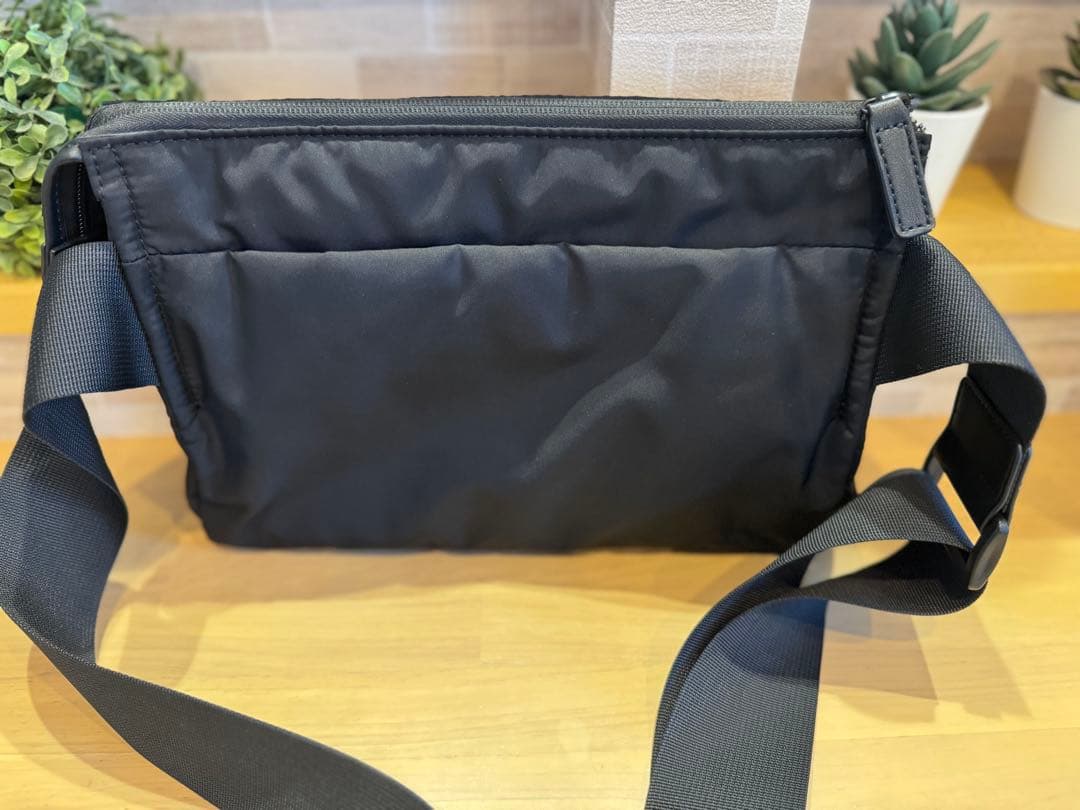 イアパピヨネ　2023年ボディバッグ