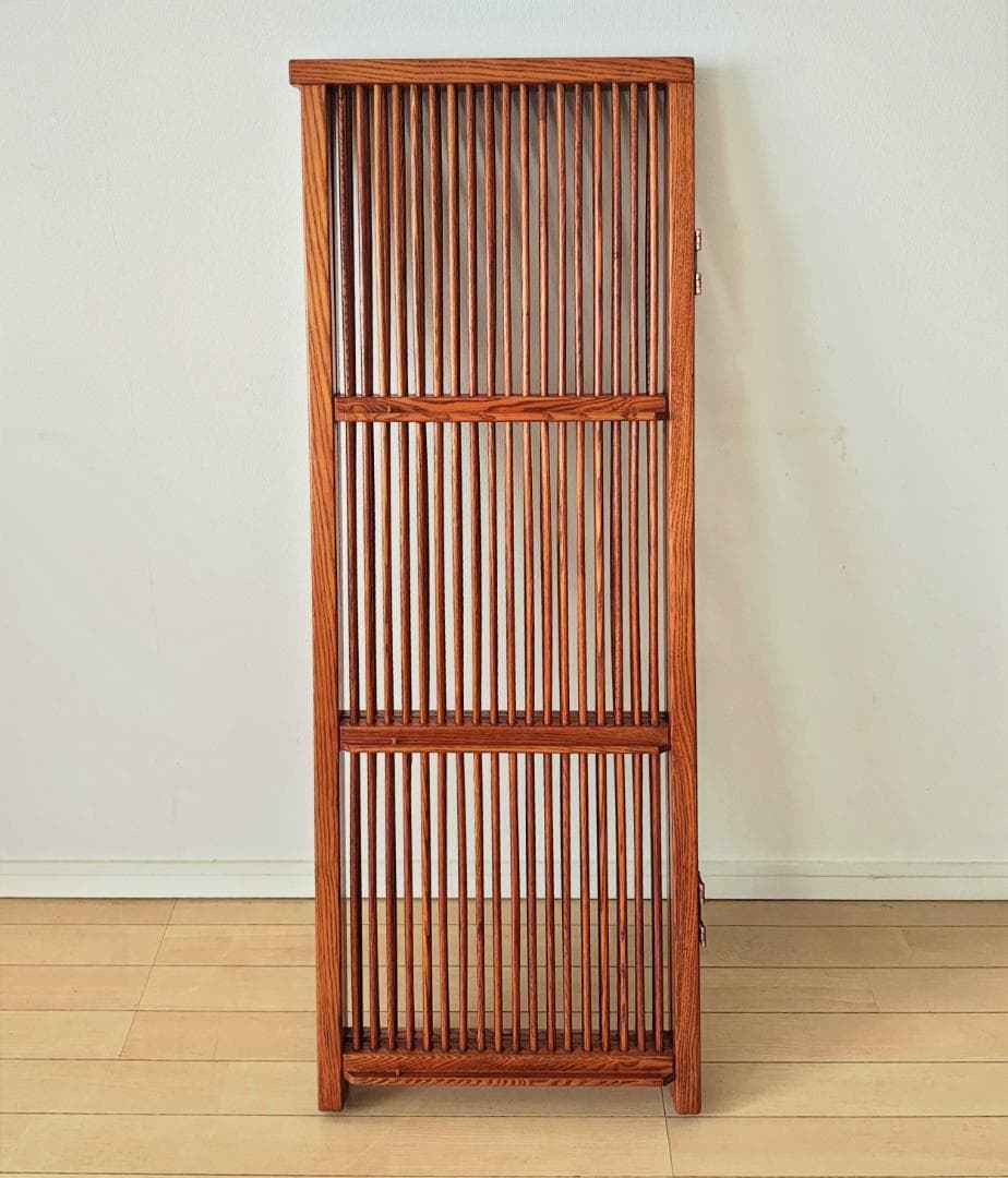 コロン: 木製コーナーラック スラットデザイン