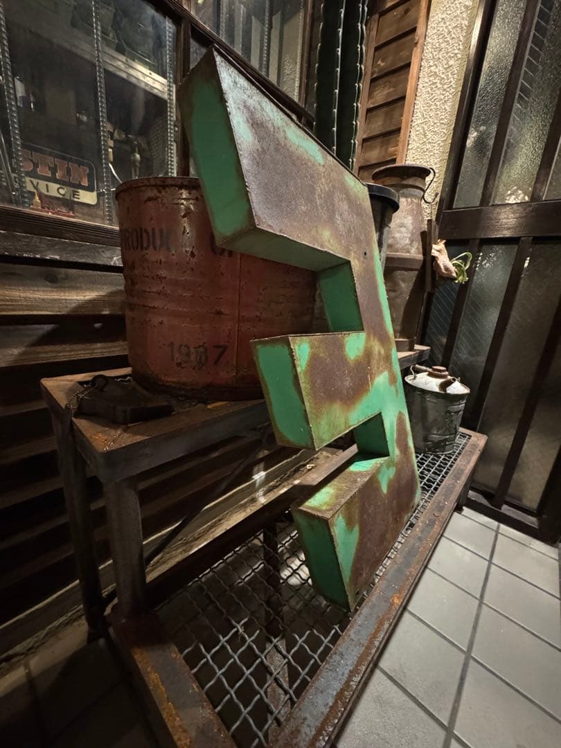 特大ビンテージ　アイアン　アルファベット文字E か3インダストリアル