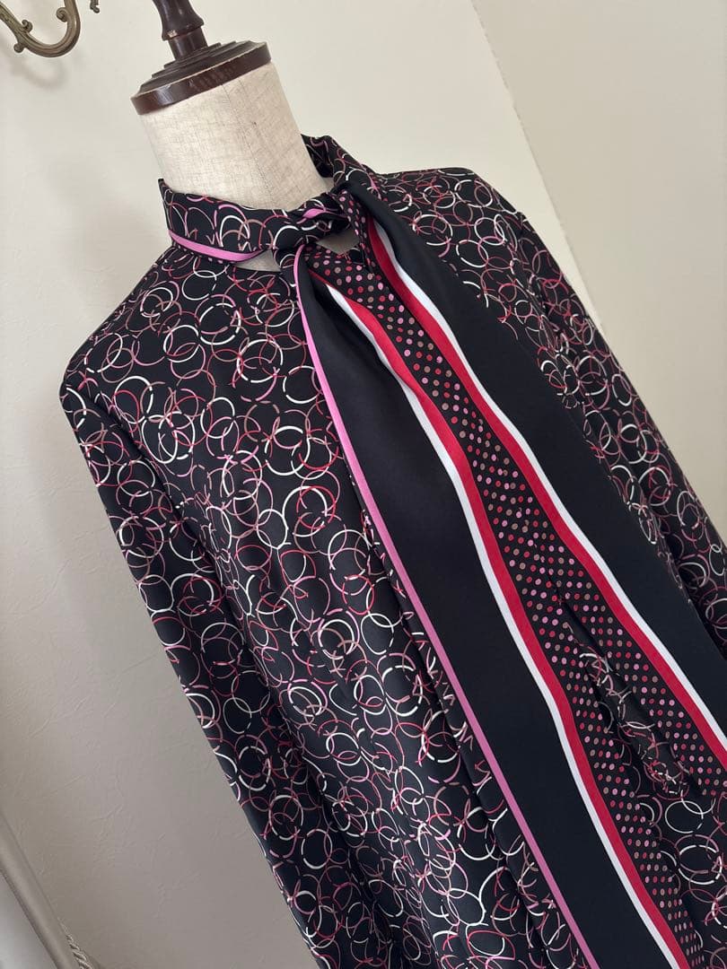 未使用　REGENCE(レジァンス) サークル柄ボウタイ　ブラウス　42