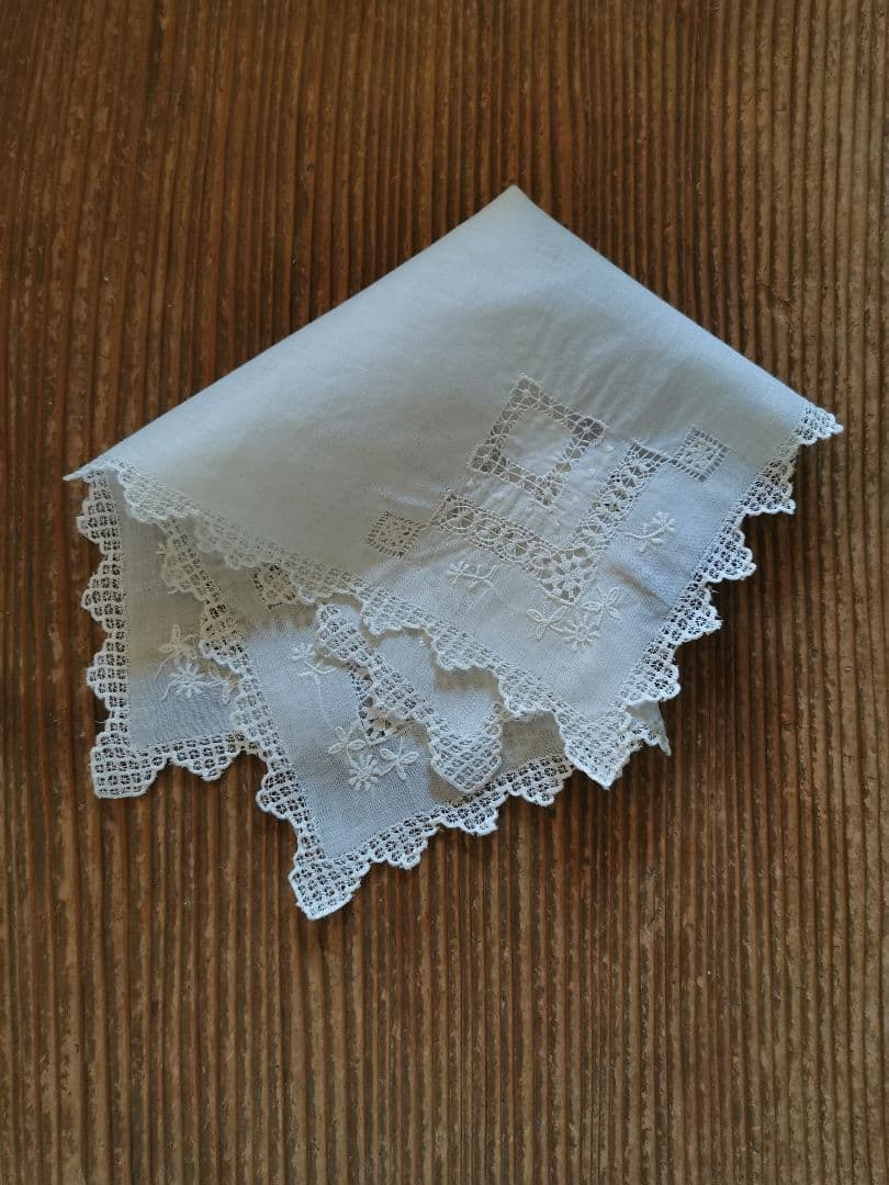 アンティーク ドローン&ニードルワーク リネンクロスハンカチ 総刺繍スカラップ✵