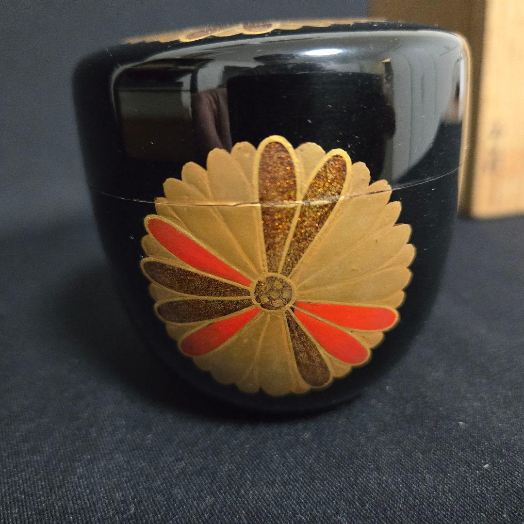 黒色の木製棗 金色と赤色の模様