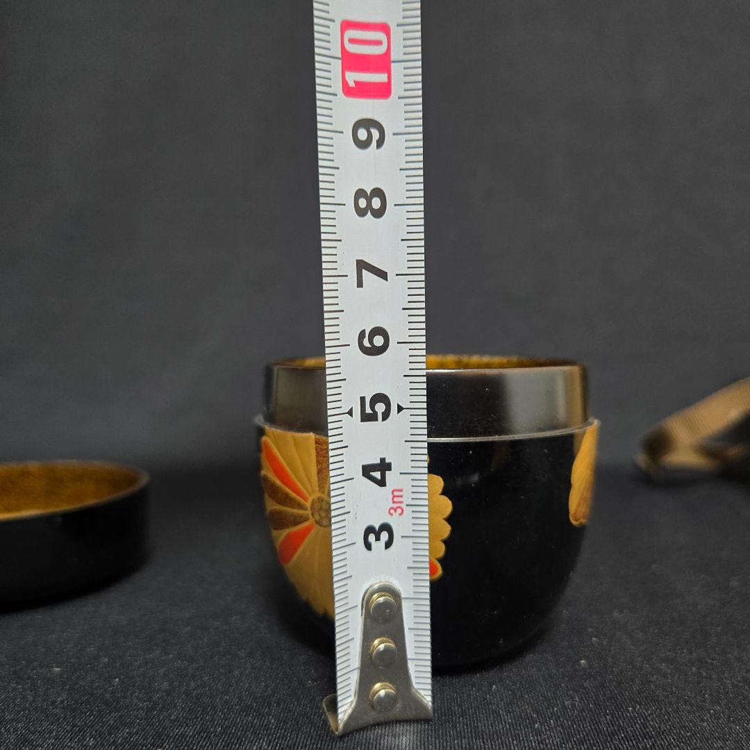 黒色の木製棗 金色と赤色の模様