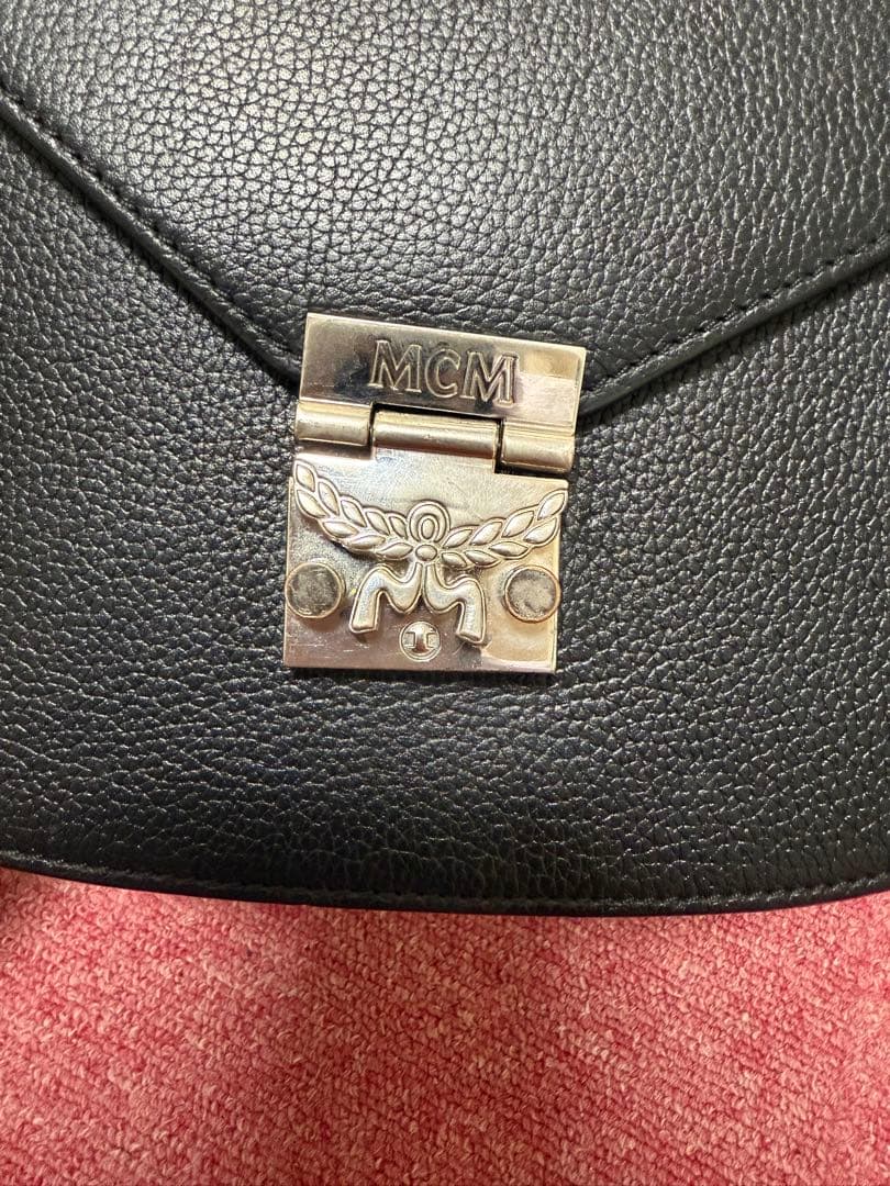 MCM ブラックショルダーバッグ