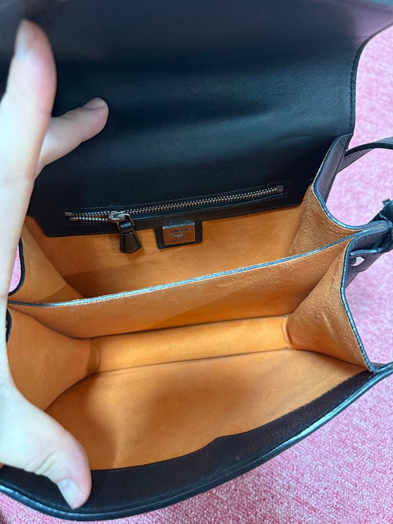 MCM ブラックショルダーバッグ