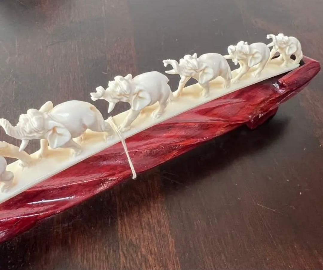 連なる7匹の象の彫刻　台付置物