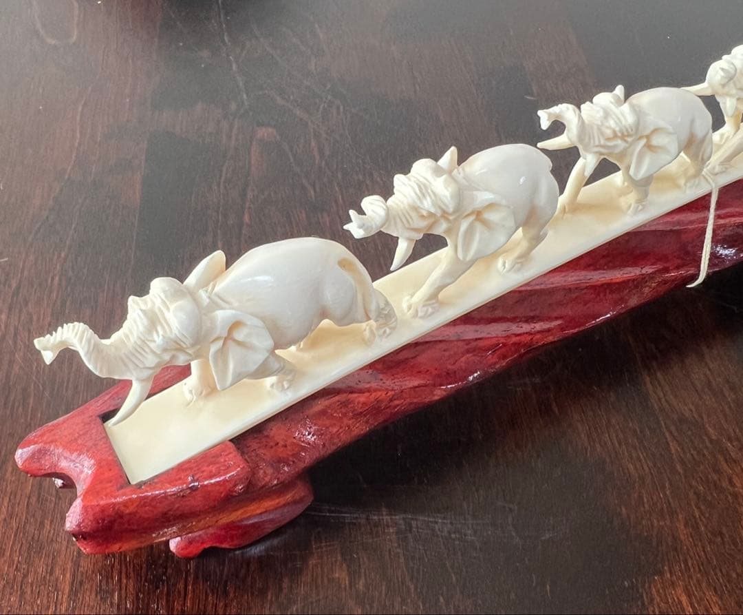 連なる7匹の象の彫刻　台付置物