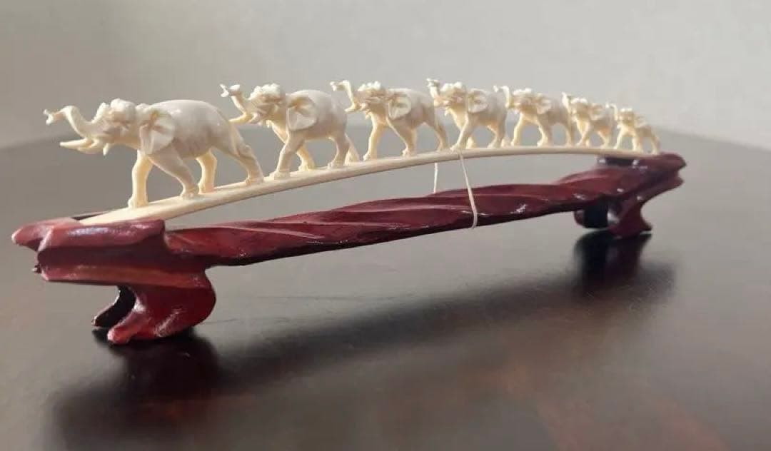 連なる7匹の象の彫刻　台付置物