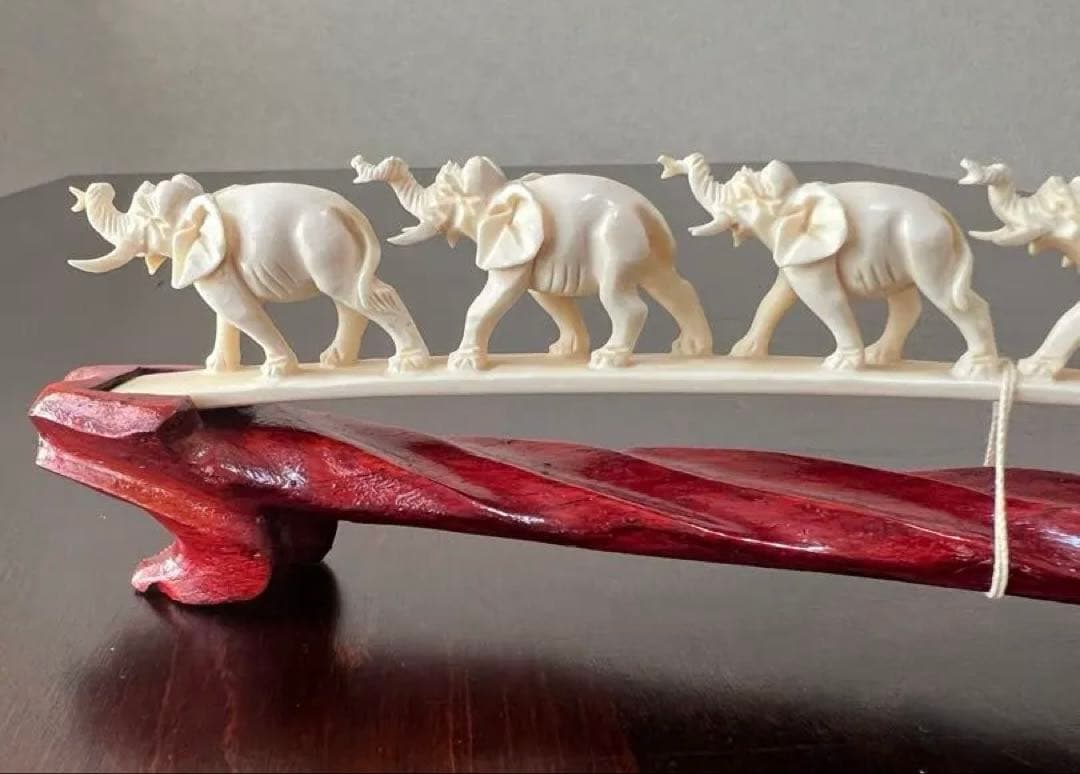 連なる7匹の象の彫刻　台付置物