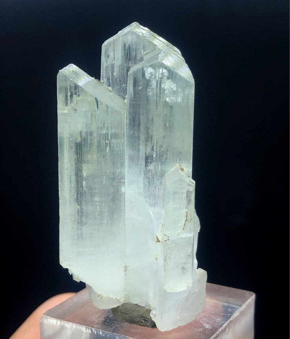 天然のライトグリーンクンツァイトクリスタル