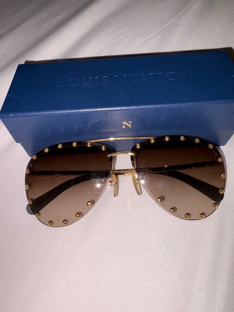 LOUIS VUITTON スタッズ付きティアドロップサングラス
