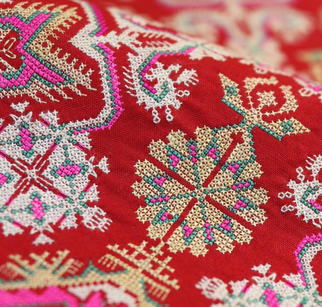 ミャオ族 伝統挑花刺繍 太陽生長紋×花樹文様 手仕事 アンティーク古布 民藝