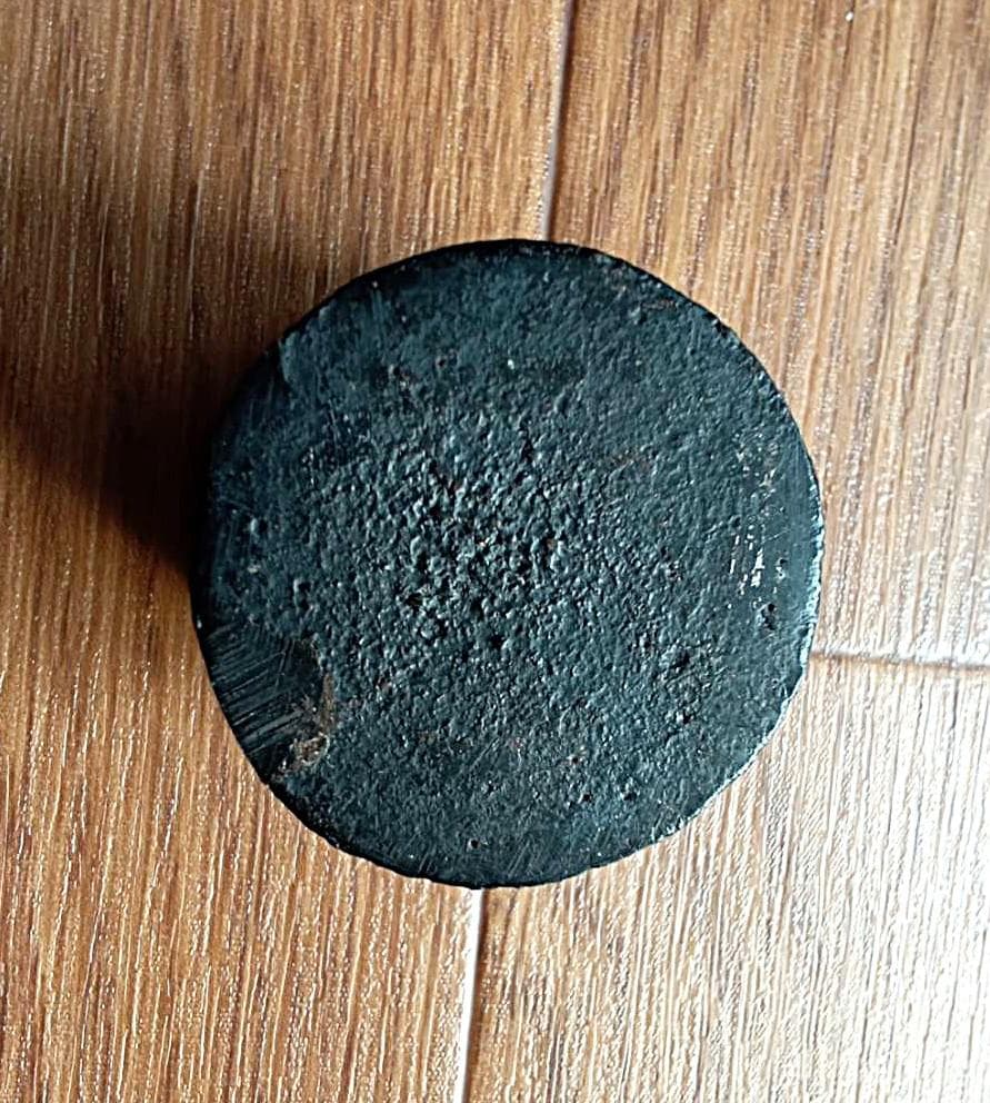 骨董・希少「平家由来の武将/揚羽蝶家紋 鉄製文鎮｜精緻な彫刻と重厚な造形美」