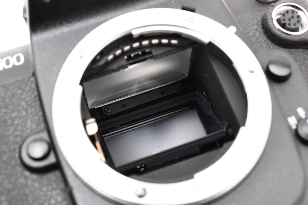 ニコン　Nikon F100 フィルムカメラボディ①