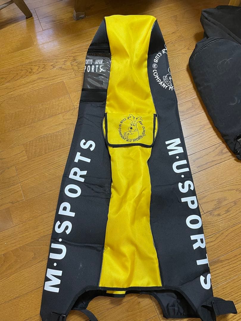 M.U.SPORTS ミエコウエサコ　トラベルカバー黒/黄