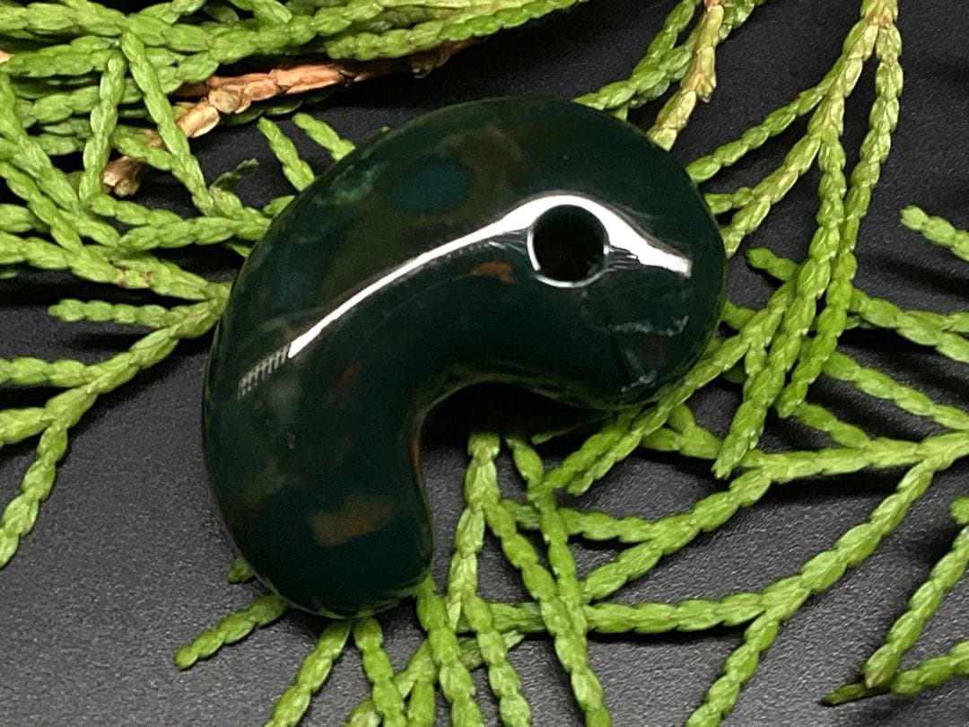 ✳天然濃厚な出雲勾玉【碧玉】　摩訶不思議な力の護符石を‼️本物をお身近に鑑別書付