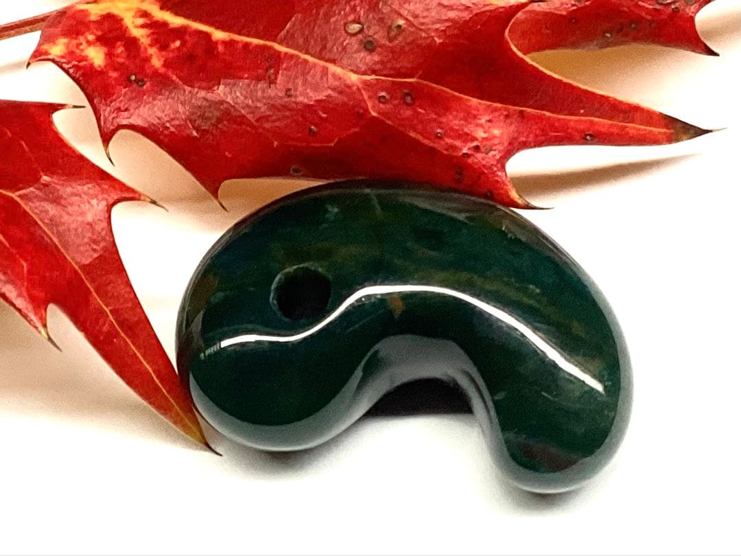 ✳天然濃厚な出雲勾玉【碧玉】　摩訶不思議な力の護符石を‼️本物をお身近に鑑別書付