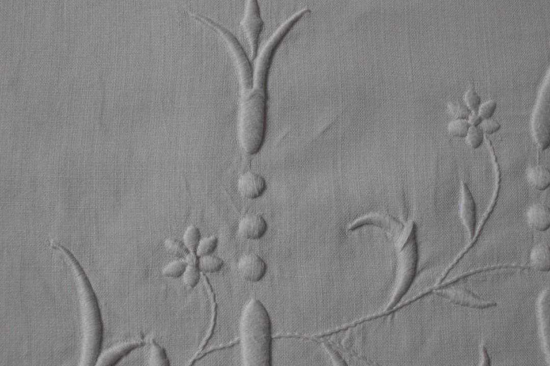 フランスアンティーク・クッションカバー \"J・C\"ドロンワーク/白糸刺繍