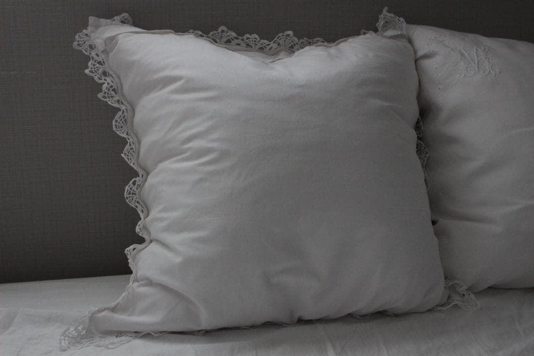 フランスアンティーク・クッションカバー \"J・C\"ドロンワーク/白糸刺繍