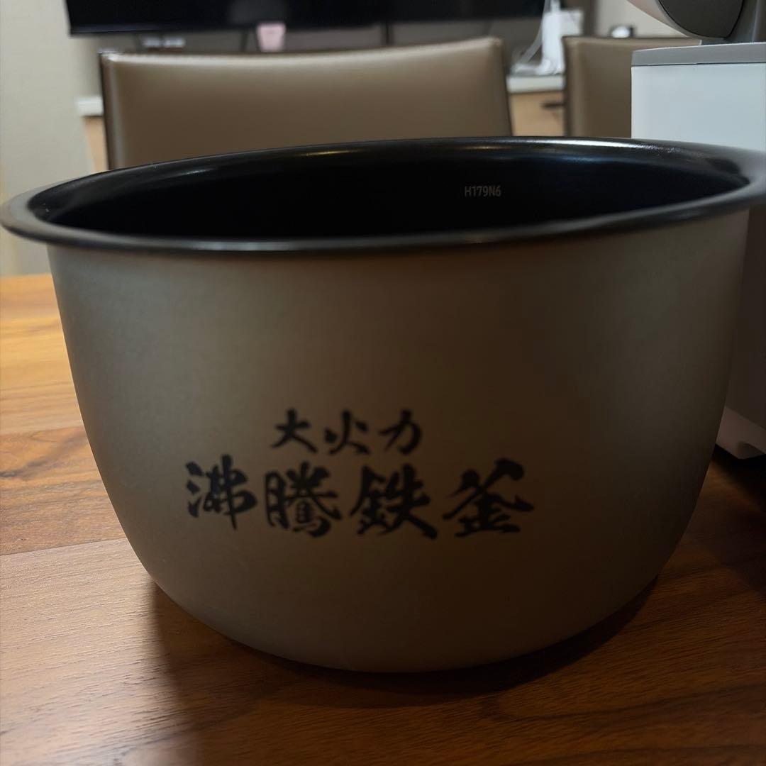 訳あり格安　2025年製12月購入　日立 炊飯器 蒸気カット RZ-V100LM